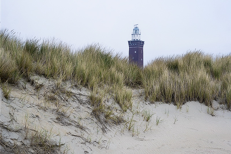 Holland 04-2014 ---20140421_0190 als Smart-Objekt-1 Kopie.jpg - Bis zum Leuchturm sind wir nicht mehr gekommen. Der Wind und das schwierige  laufen durch den Sand haben uns kurz vorher zur Umkehr gezwungen.